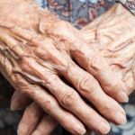 Τζανάκης – Το 30% των άνω των 80 είναι ανεμβολίαστο – Γιατρός σε κάθε σπίτι για να τους πείσουμε