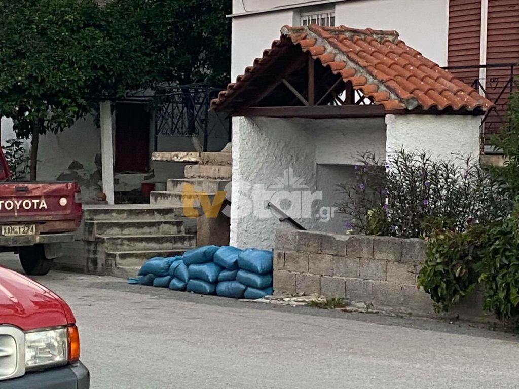 Κάτοικοι στην Εύβοια οχυρώνουν τα σπίτια τους με λαμαρίνες και σακιά με άμμο