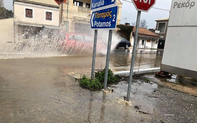 Κακοκαιρία – Η «Αθηνά» επελαύνει στο Ιόνιο – Πλημμυρισμένοι δρόμοι, κλειστά σχολεία, διακοπές ρεύματος