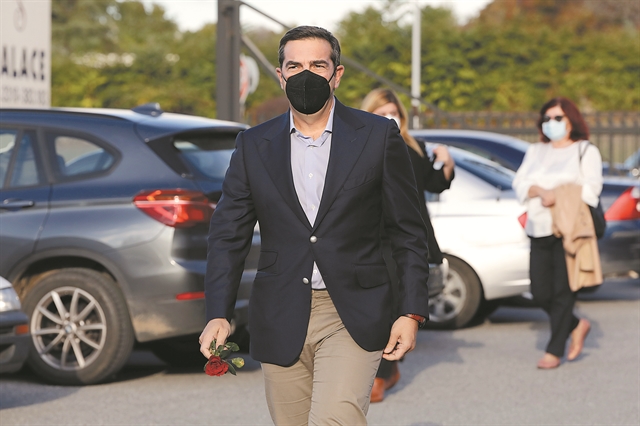 Ποντάρει στο χαρτί της πανδημίας