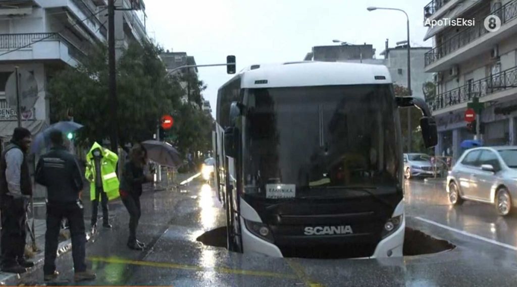 Κακοκαιρία «Μπάλλος» – Υποχώρησε ο δρόμος στη Θεσσαλονίκη και «ρούφηξε» λεωφορείο