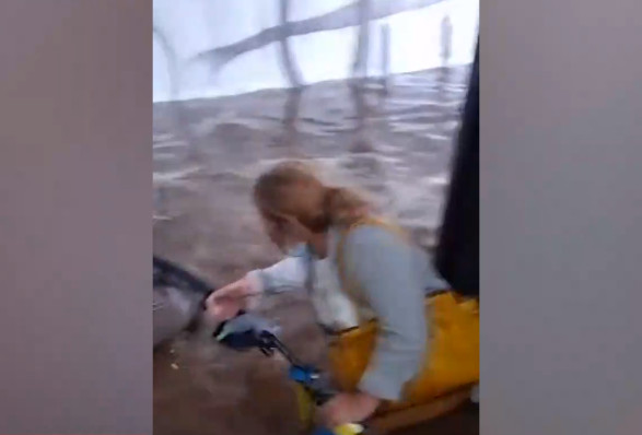 Βίντεο ντοκουμέντα από τον απεγκλωβισμό επιβατών από το λεωφορείο που «βούλιαζε»