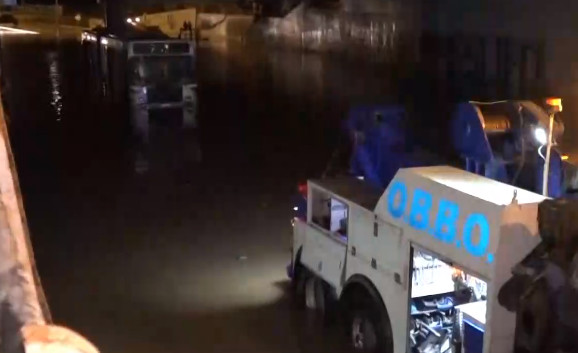 Κακοκαιρία «Μπάλλος» – Πάνω από 24 ώρες μετά ξεκίνησε η ρυμούλκηση για το λεωφορείο… ναυάγιο – Δείτε βίντεο