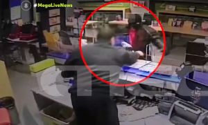 Ατρόμητος… ιδιοκτήτης πρακτορείου άρπαξε το όπλο μέσα από τα χέρια ληστή