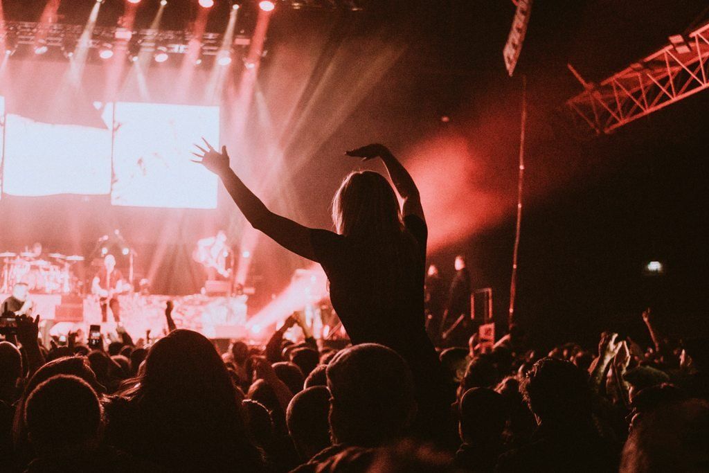 Νέα μέτρα για τις «κόκκινες» περιοχές; Στο τραπέζι η απαγόρευση των συναυλιών