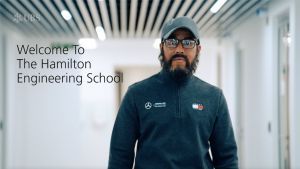 Ο Λιούις Χάμιλτον μεταμφιέζεται σε ηλικιωμένο μηχανικό και κάνει έκπληξη σε παιδιά του Δημοτικού