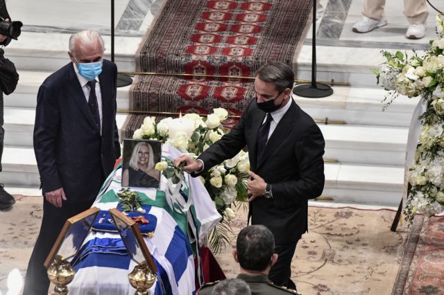 Φώφη Γεννηματά – Με ένα λευκό τριαντάφυλλο την αποχαιρέτησε ο Κυριάκος Μητσοτάκης