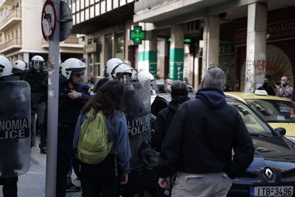 Επεισόδια στα Εξάρχεια – «Άνδρας τον ΜΑΤ μου έριξε μπουνιά στη μούρη»