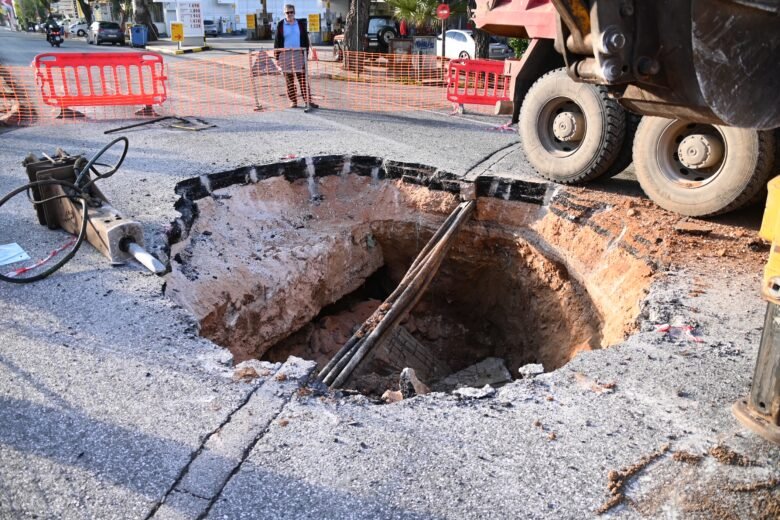 Χαλάνδρι – Πού οφείλεται η τεράστια τρύπα που άνοιξε στην οδό Παπανικολή