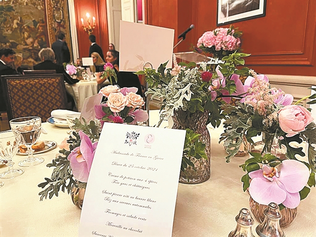 Στη γαλλική πρεσβεία για το ΜΑΝΑ