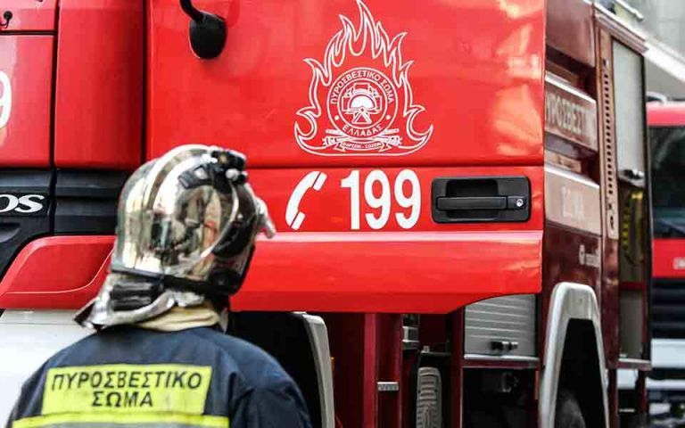 Πυρκαγιά σε μάνδρα αυτοκινήτων στο Μαρούσι – Στο σημείο ισχυρές δυνάμεις της Πυροσβεστικής