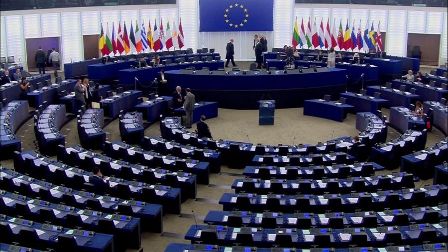 Πολωνία – Το Ευρωκοινοβούλιο μηνύει την Κομισιόν για την αποτυχία της να επιβάλει κυρώσεις στη Βαρσοβία