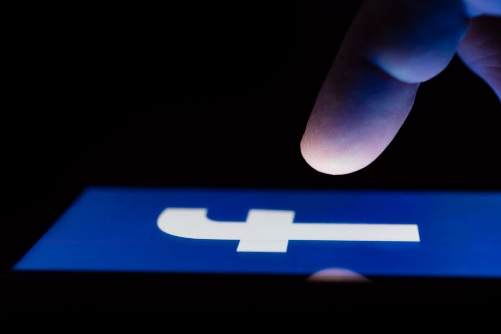 Αναφορές ότι πωλούνται δεδομένα δισεκατομμυρίων χρηστών του Facebook σε χάκερ