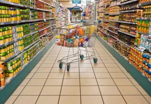 «Φωτιά» το καλάθι της νοικοκυράς – «Τρύπα» 1.700 ευρώ στο πορτοφόλι μιας τετραμελούς οικογένειας