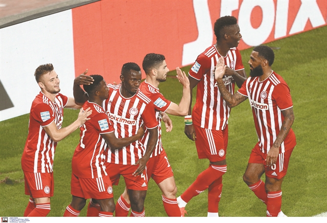 Εριξε… κόκκινο στη νύχτα