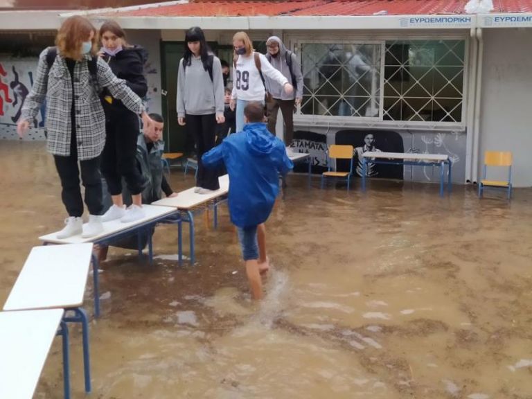 Νέα Φιλαδέλφεια – Ξανάνοιξε το σχολείο που πλημμύρισε και οι μαθητές έκαναν τα θρανία… γέφυρα διαφυγής | tanea.gr
