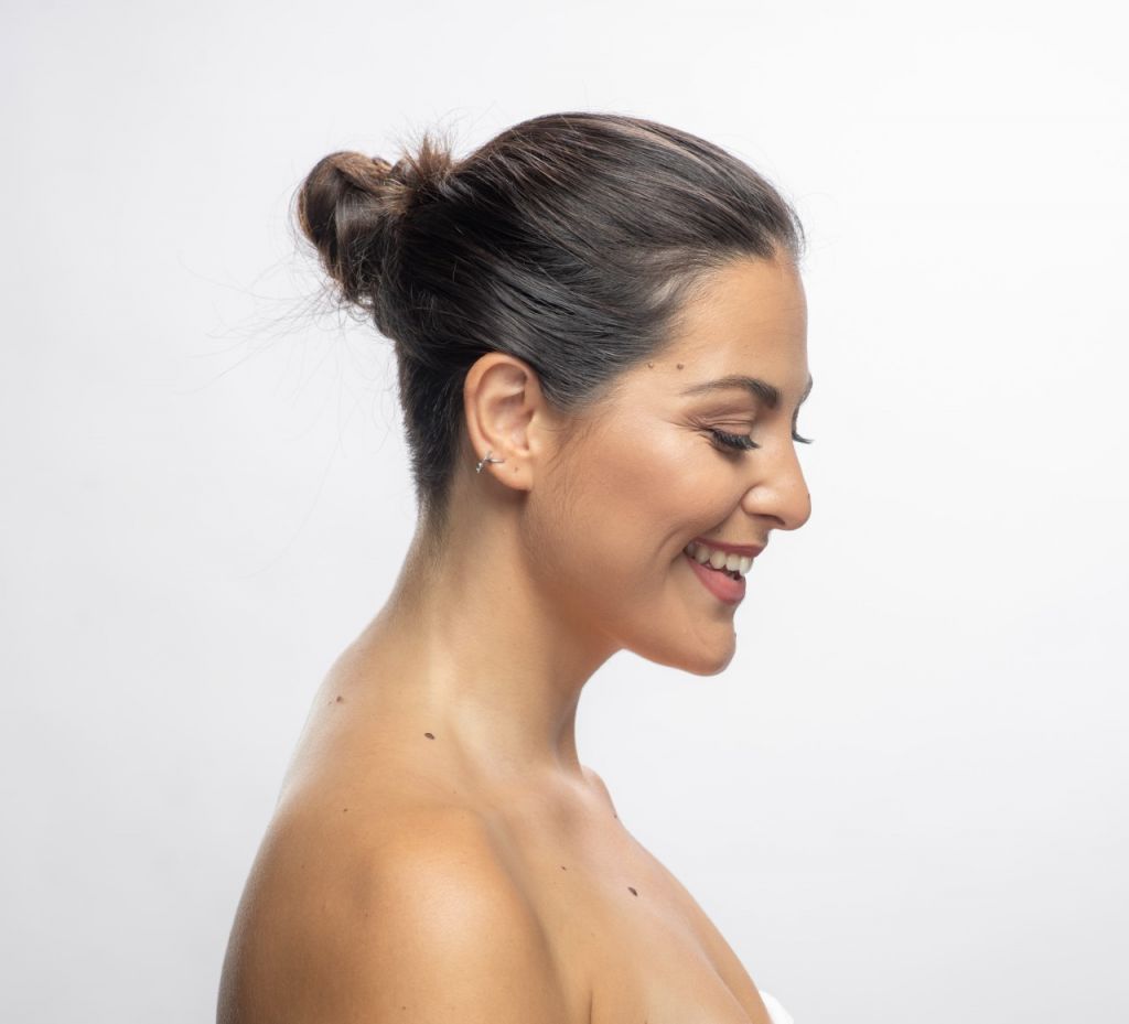 Πολυξένη Καράκογλου – Τραγουδά ιστορίες δεμένες με το πέπλο της ζωής