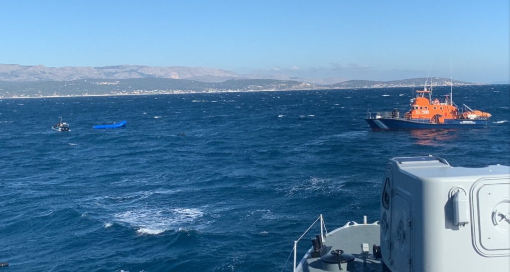 Χίος – Τέσσερις νεκροί κι αγνοούμενος από το ναυάγιο λέμβου με πρόσφυγες