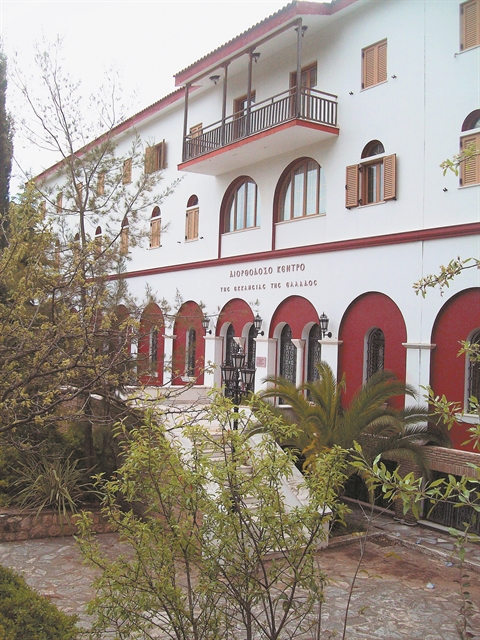 «Ιερό» παρασκήνιο και ανταγωνισμοί για πέντε μητροπόλεις