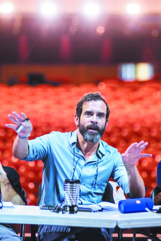 «Το μήνυμα στο “Τρίτο στεφάνι” είναι: “Αντέξτε”»