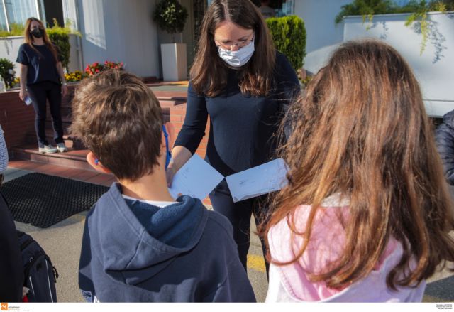 Κοροναϊός – Τριετής κάθειρξη και χρηματική ποινή για τους αρνητές γονείς