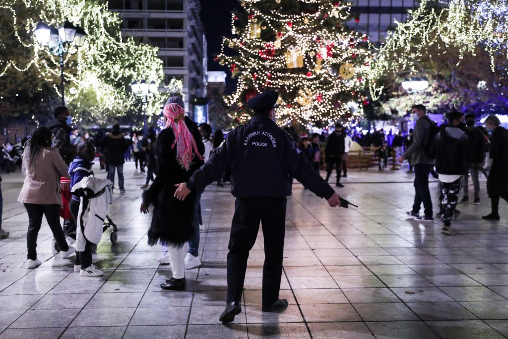 Κοροναϊός – Η ισορροπία του τρόμου εν όψει Χριστουγέννων