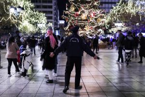 Κοροναϊός – Η ισορροπία του τρόμου εν όψει Χριστουγέννων