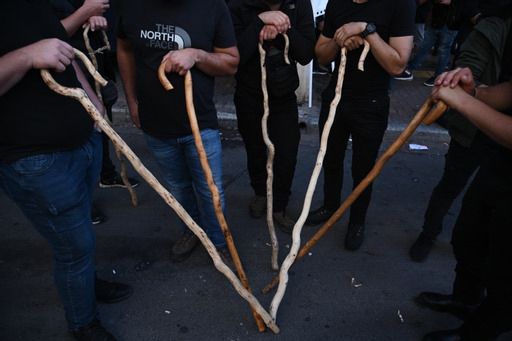 Παραμένουν στο ΥπΑΑΤ οι αγρότες από την Κρήτη – Στο Σύνταγμα φθάνουν οι σταφιδοπαραγωγοί της Πελοποννήσου