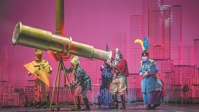 Τα «Μαγικά μαξιλάρια» των Τριβιζά – Δούση μάγεψαν μικρούς και μεγάλους στη Λυρική