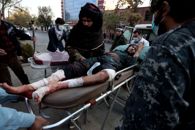 Καμπούλ – Μακραίνει η λίστα νεκρών και τραυματιών από τις εκρήξεις σε στρατιωτικό νοσοκομείο