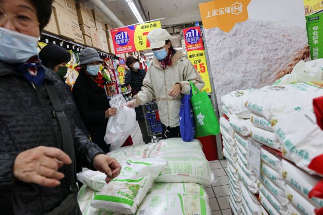 Πεκίνο – Τρέχουν στα σουπερμάρκετ ενώ αυξάνονται τα κρούσματα