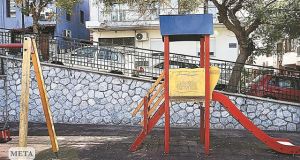 Επιχείρηση αντιγκραφίτι σε παιδική χαρά