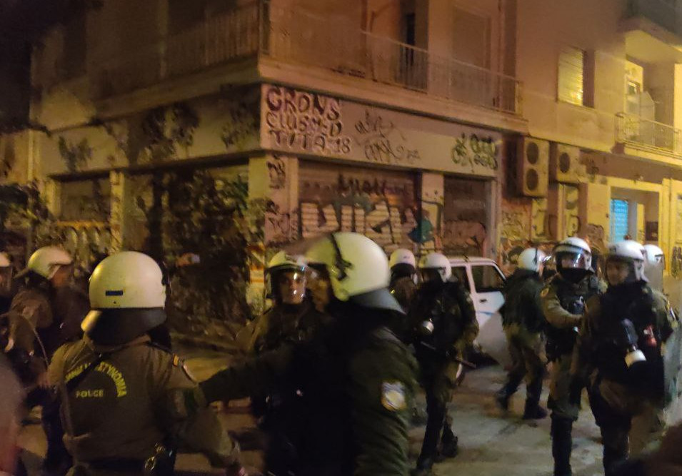 Πετροπόλεμος και έφοδος των ΜΑΤ στην πλατεία Εξαρχείων