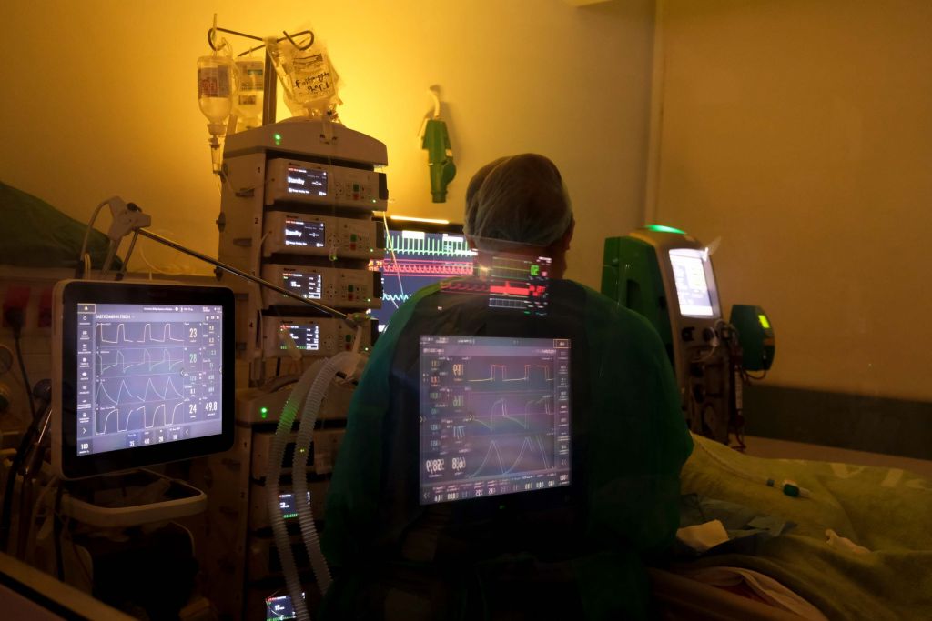 Εφιαλτικές προβλέψεις για νεκρούς με την «Όμικρον» προ των πυλών