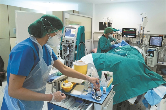 Στα άκρα η σύγκρουση για τους θανάτους και τις ΜΕΘ