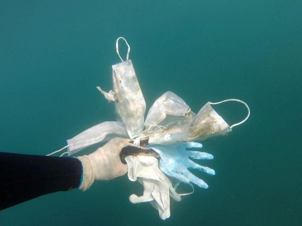 Ρύπανση από τον… κοροναϊό – Μάσκες, γάντια, φιαλίδια αντισηπτικών… όλα στη θάλασσα 