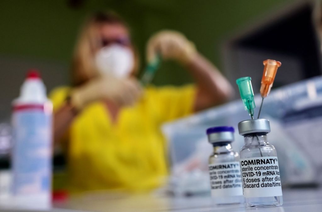 Κορωνοϊός – Γιατί προσβάλλονται και οι πλήρως εμβολιασμένοι;