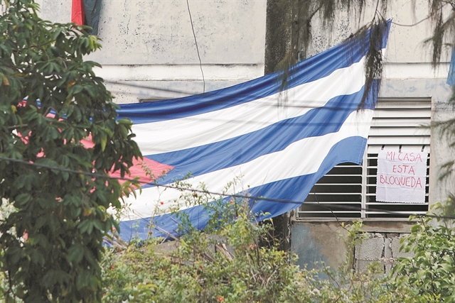 Κατέπνιξαν τη διαδήλωση  για τα ανθρώπινα δικαιώματα  εν τη γενέσει της