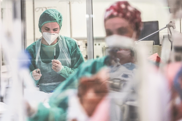 Η Ομικρον υποχωρεί, η Δέλτα παραμονεύει