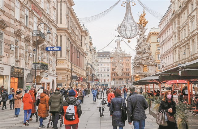 Ολικό lockdown και καθολική υποχρεωτικότητα εμβολιασμού