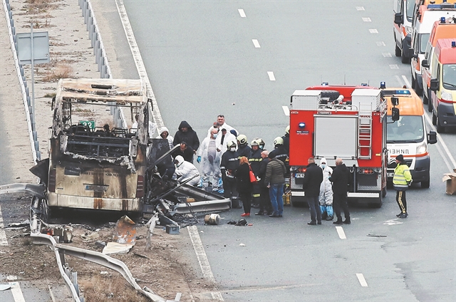 Κάηκαν ζωντανοί σχεδόν όλοι οι επιβάτες του λεωφορείου