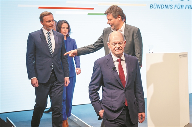 Προοδευτική επανάσταση ή μήπως… πουκάμισο αδειανό;