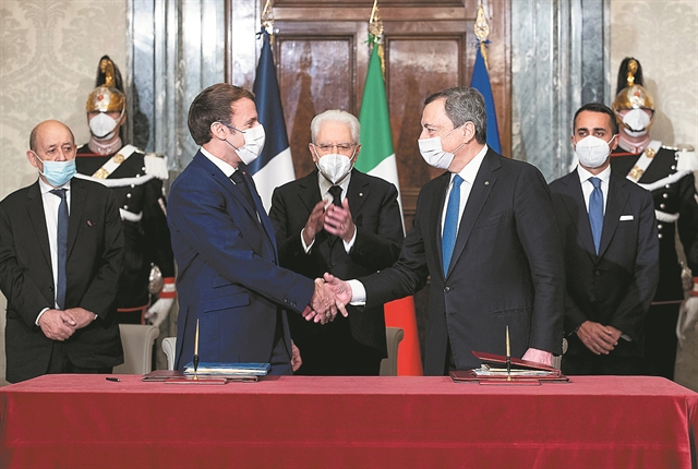 Εδωσαν τα χέρια με το βλέμμα προς το Βερολίνο