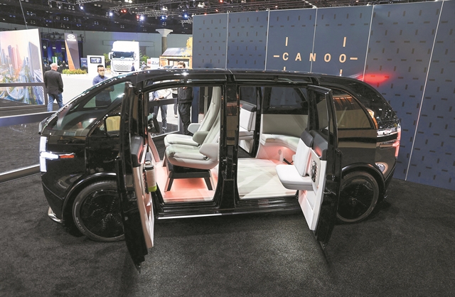 Κατεβάζουν – πάλι – ρολά!