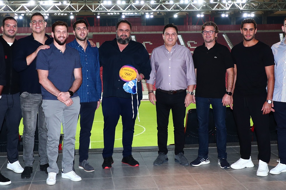 Βαγγέλης Μαρινάκης – Το είπε και το έκανε – Έδωσε το πριμ στην Εθνική ομάδα πόλο [φωτογραφίες]