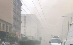 Πειραιάς – Πυκνός καπνός και κυκλοφοριακές ρυθμίσεις λόγω της φωτιάς σε αποθήκη με στρώματα