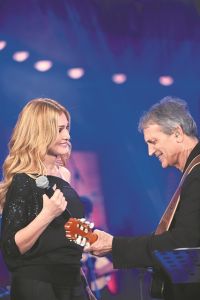 Ο Γιώργος Νταλάρας «Σπίτι με το Mega» και φίλους