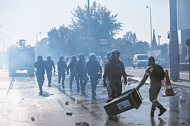 «Είμαστε ήρωες τελικά ή χούλιγκαν;»