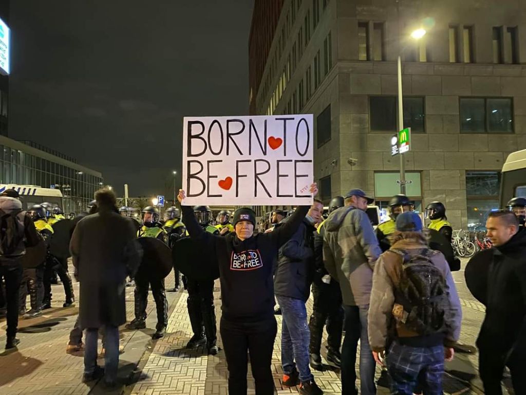 Συγκρούσεις αστυνομίας και διαδηλωτών μετά την ανακοίνωση της επαναφοράς lockdown