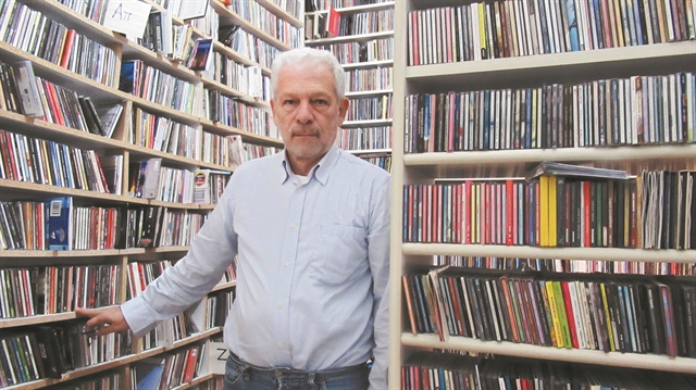 «Κάποτε ο δίσκος ήταν δώρο, τώρα η μουσική είναι τσάμπα στο κινητό»